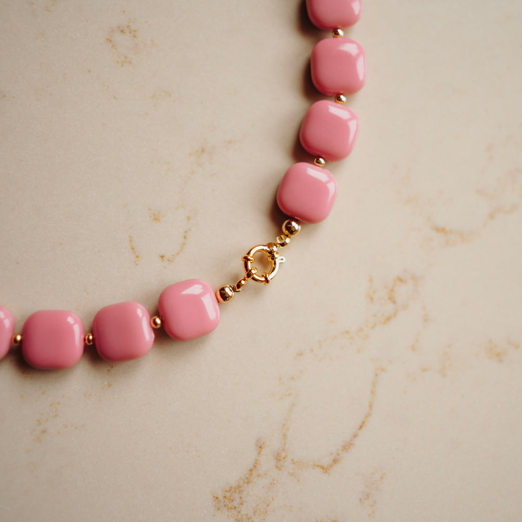 Collier Zwaantje - Vierkant Oudroze - met vergulde kralen