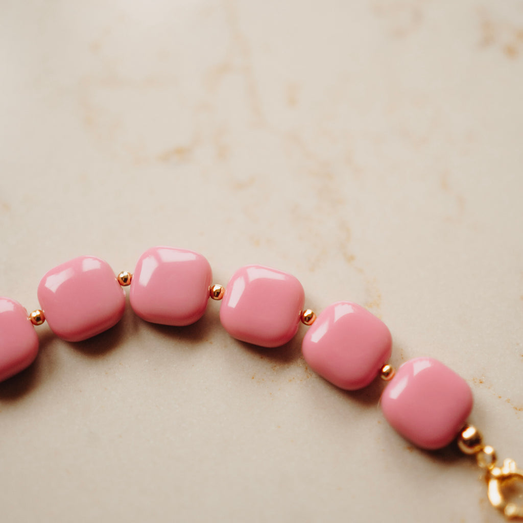 Collier Zwaantje - Vierkant Oudroze - met vergulde kralen