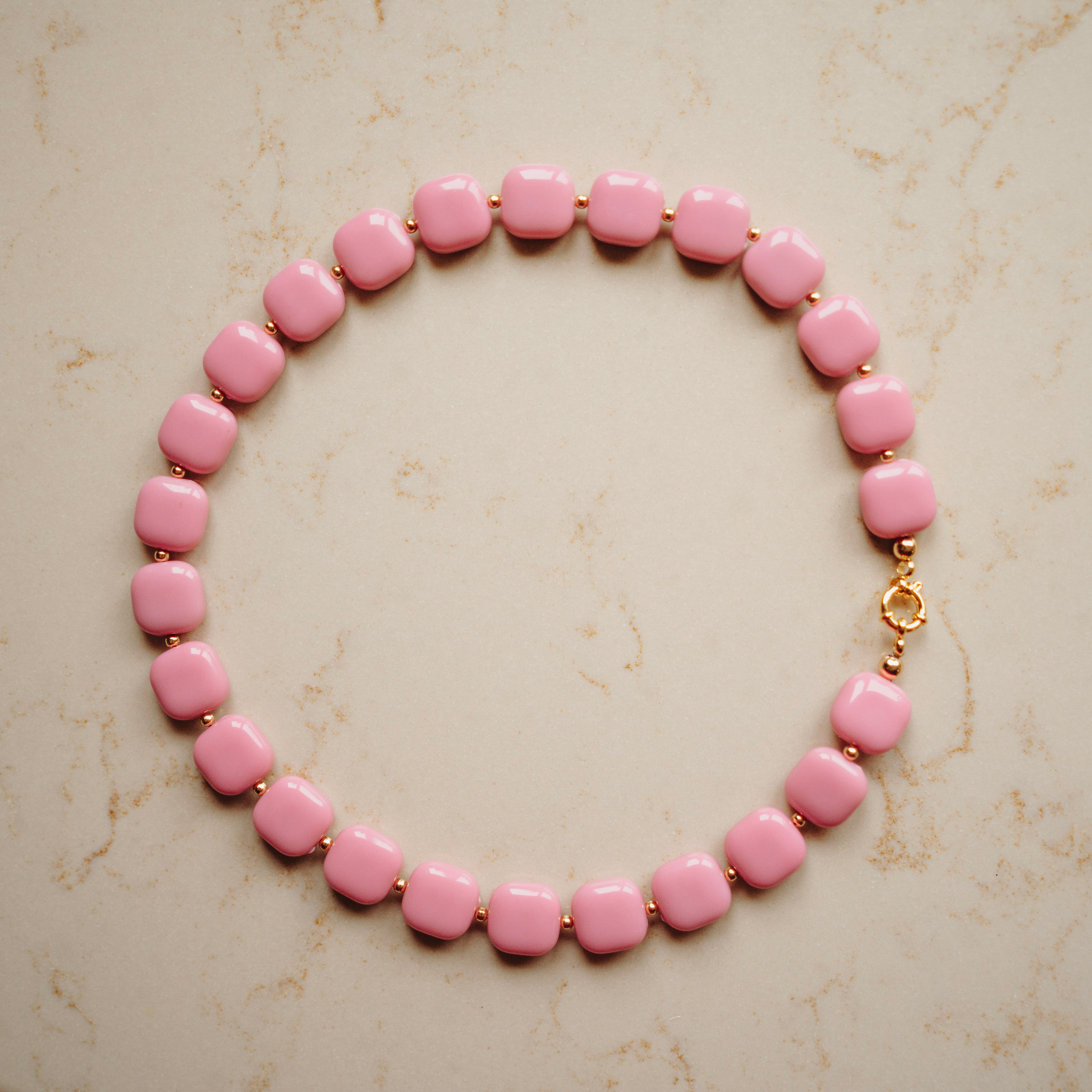 Collier Zwaantje - Vierkant Oudroze - met vergulde kralen