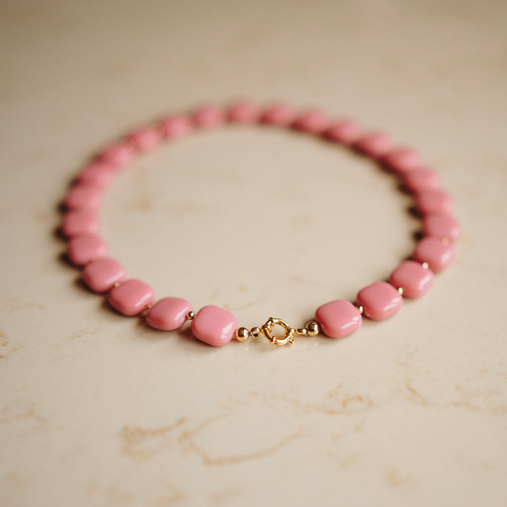 Collier Zwaantje - Vierkant Oudroze - met vergulde kralen