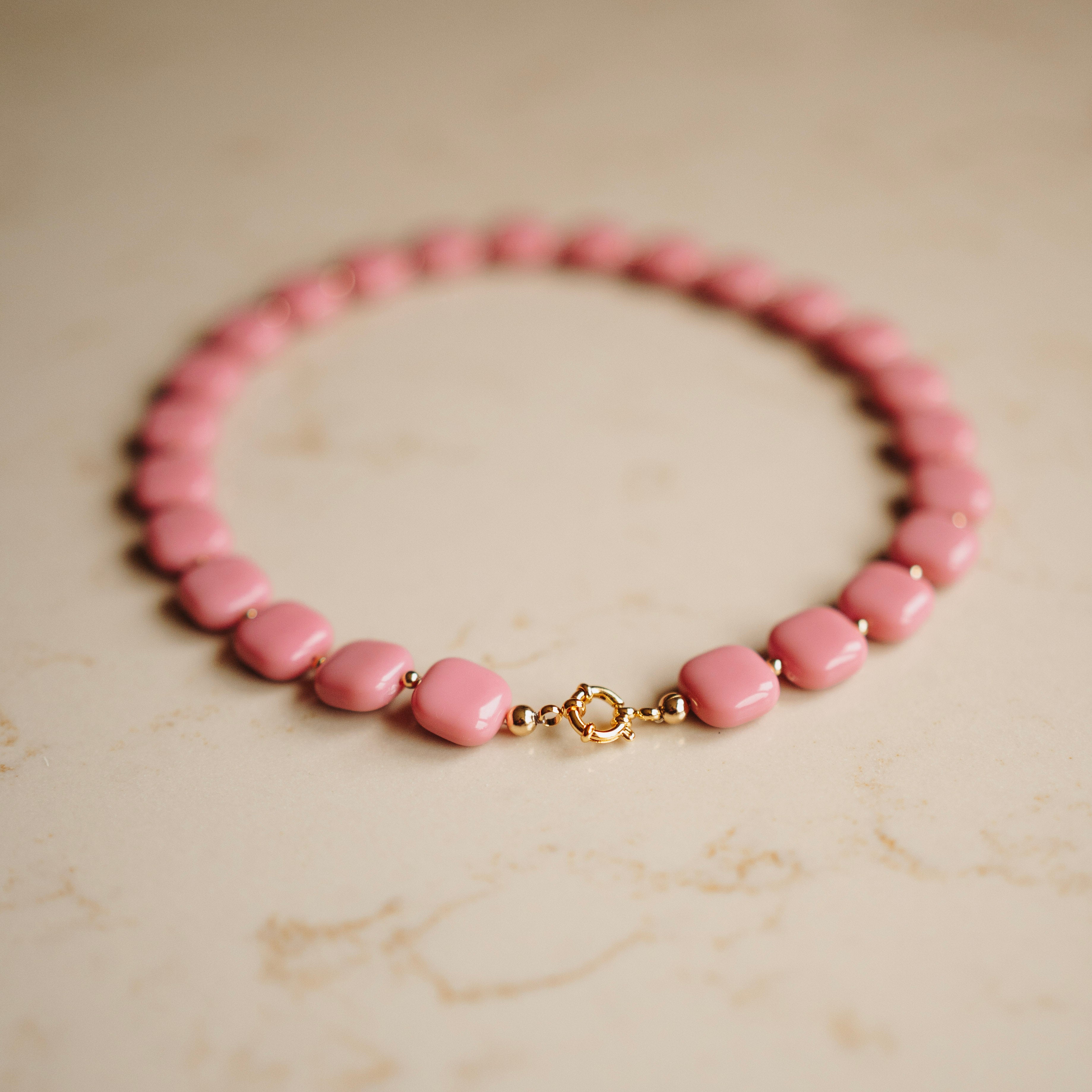 Collier Zwaantje - Vierkant Oudroze - met vergulde kralen