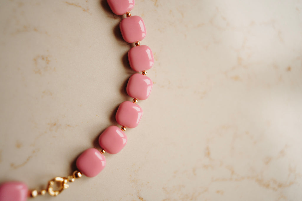Collier Zwaantje - Vierkant Oudroze - met vergulde kralen