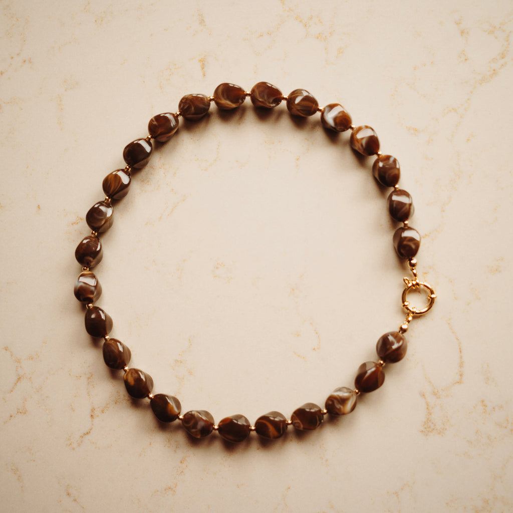 Collier - River Earthy brown- met vergulde balletjes