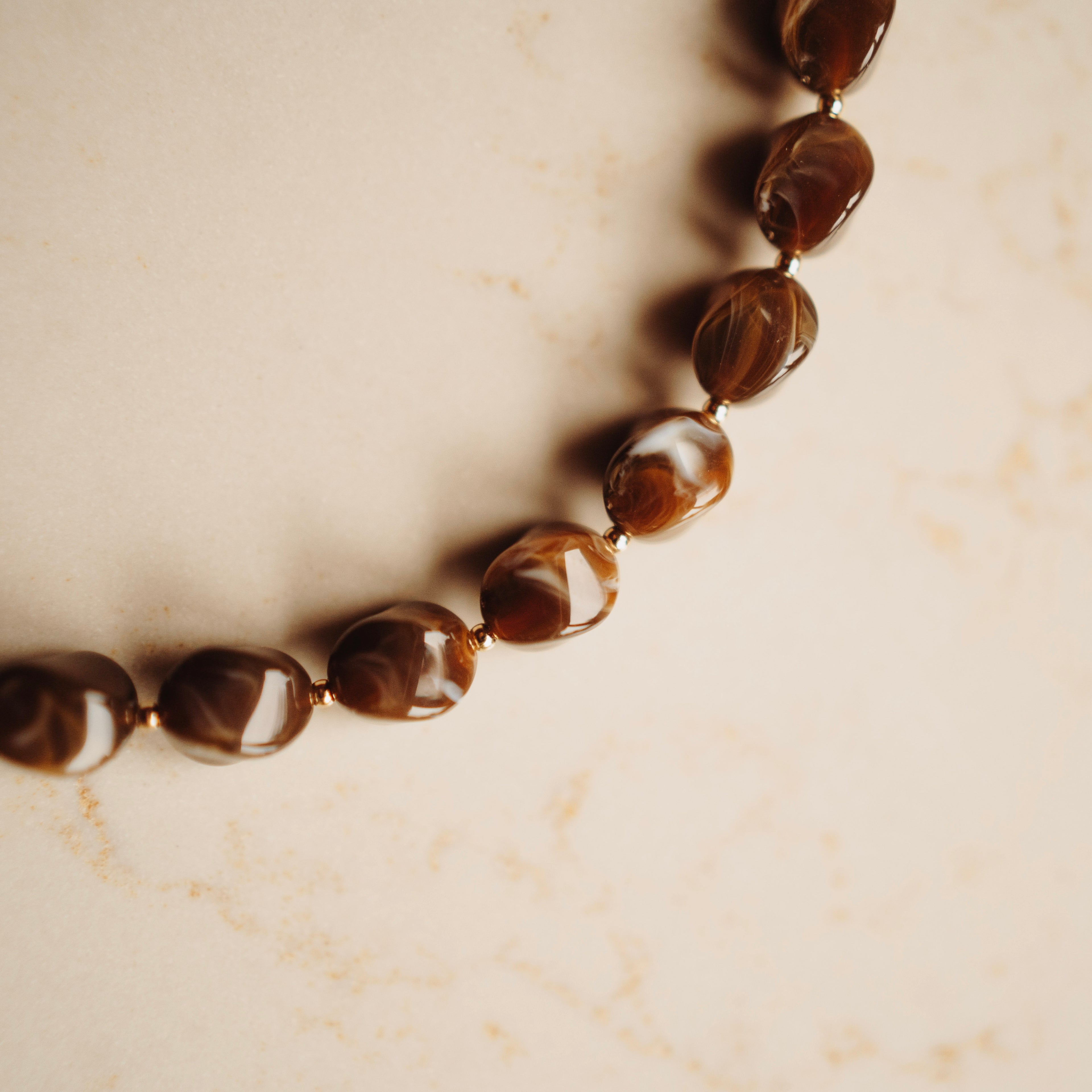 Collier - River Earthy brown- met vergulde balletjes