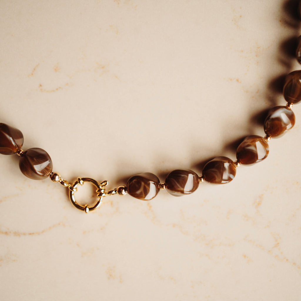 Collier - River Earthy brown- met vergulde balletjes