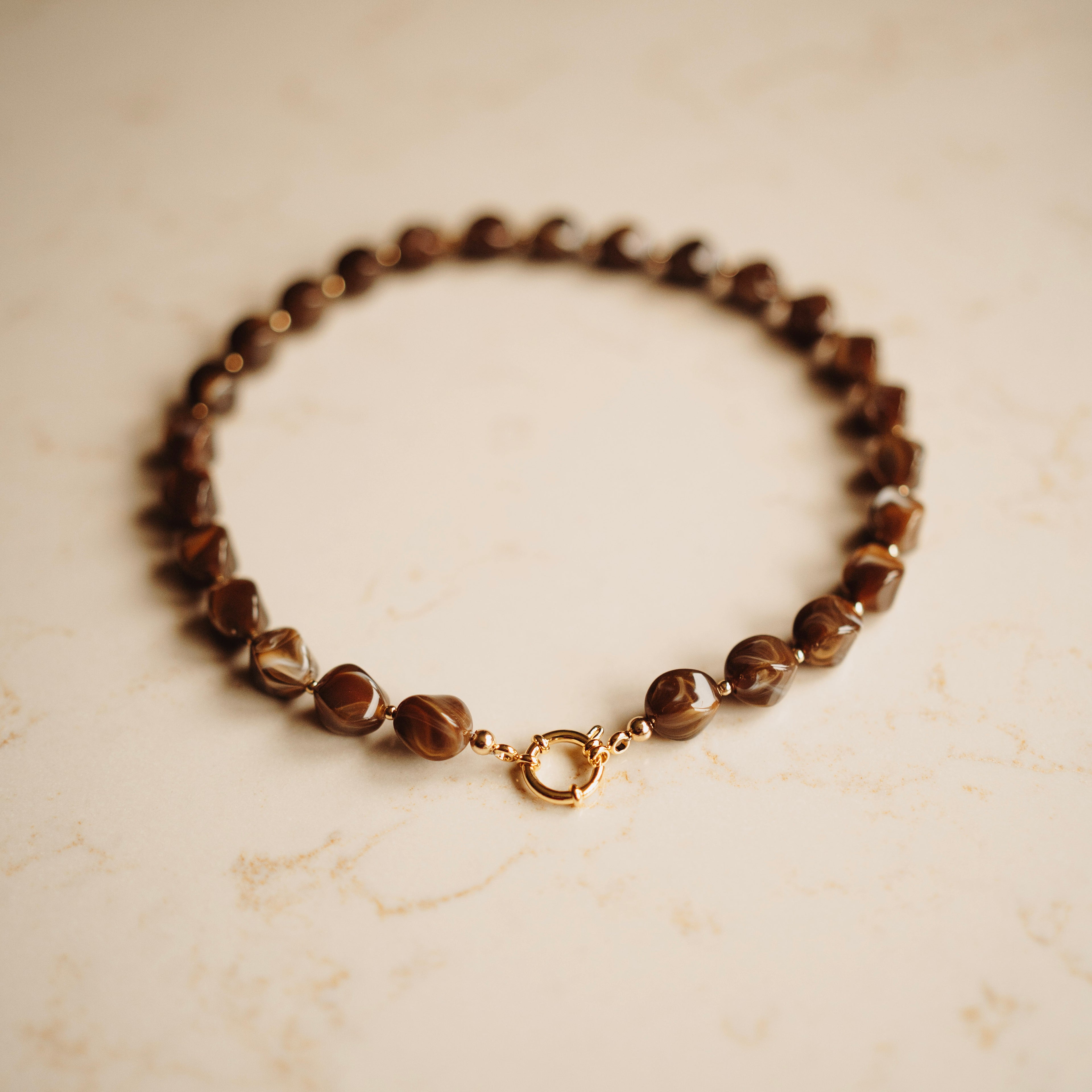 Collier - River Earthy brown- met vergulde balletjes