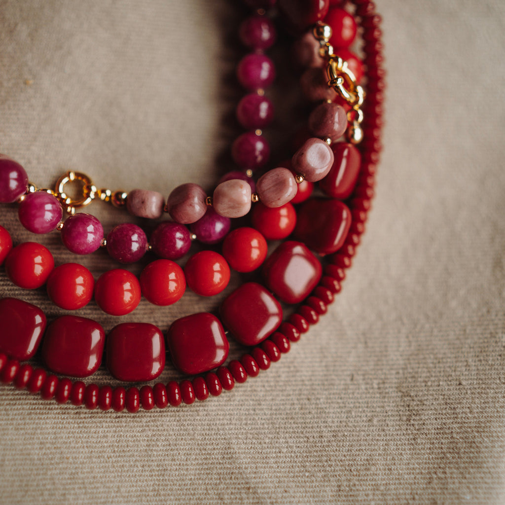 Collier Edelsteen Elsie - Rhodoniet - Pebble Terra roze - met vergulde kralen