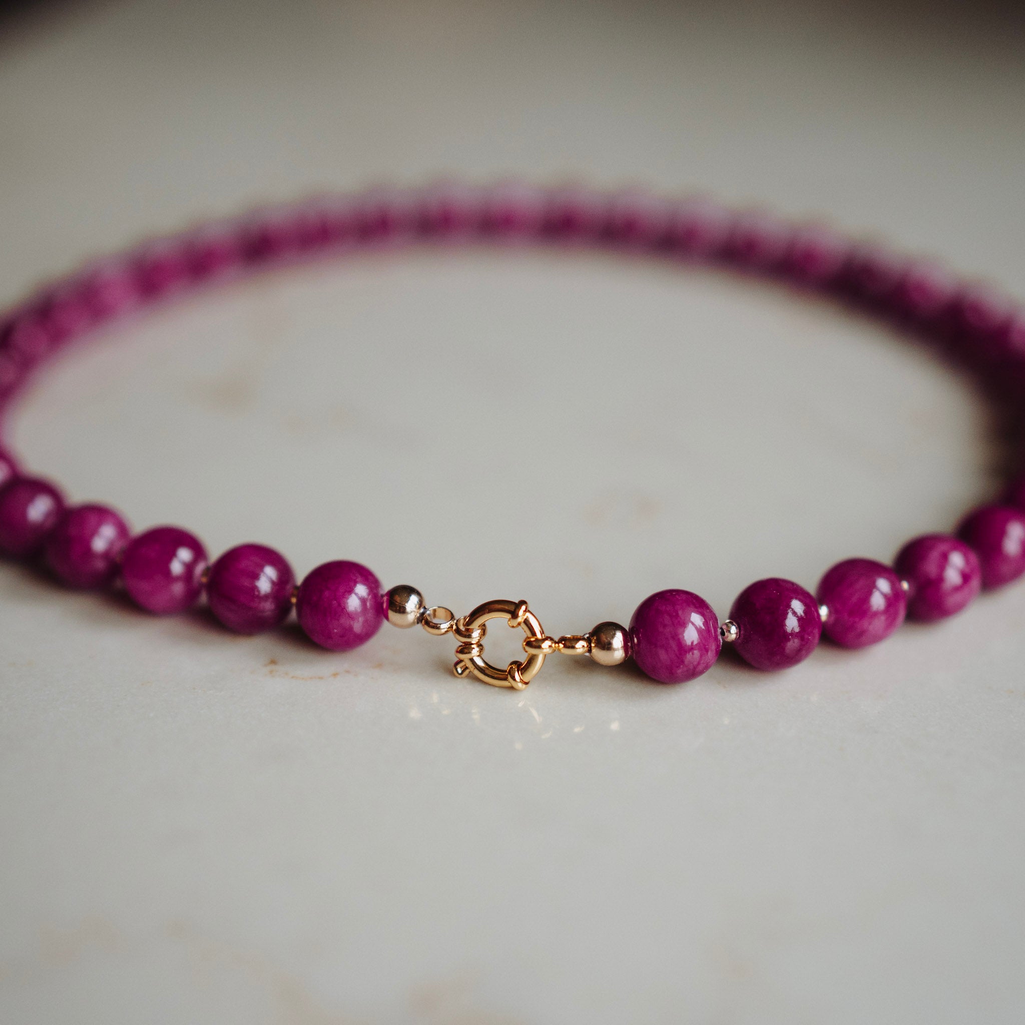 Collier Echte Jade - Rond Cyclaam - met vergulde kralen