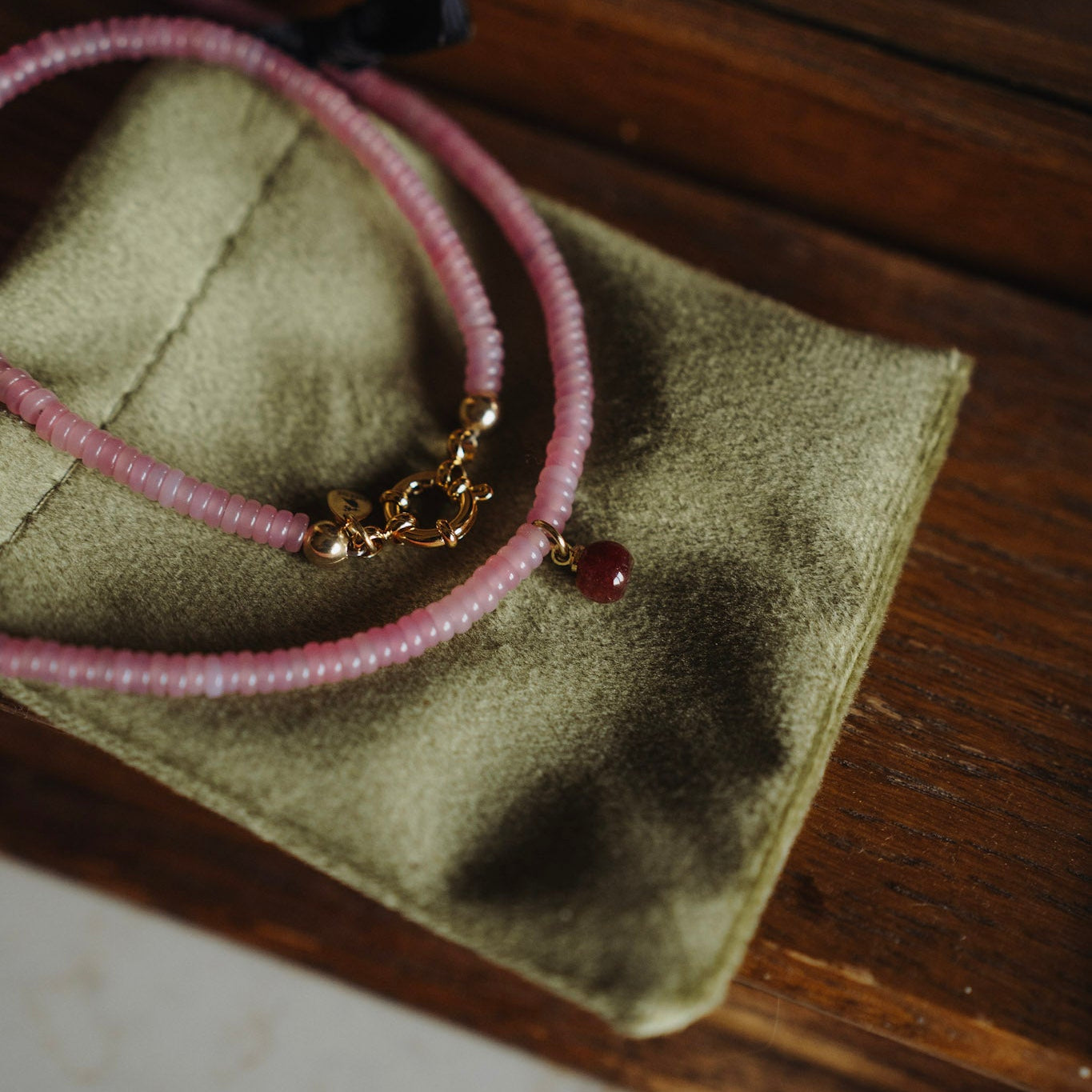 Collier Niene - echte Jade met Toermalijn bedel