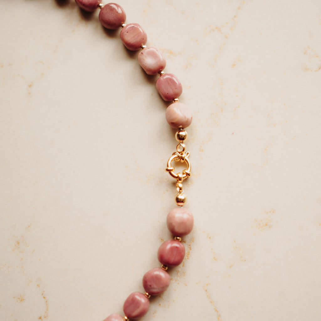Collier Edelsteen Elsie - Rhodoniet - Pebble Terra roze - met vergulde kralen