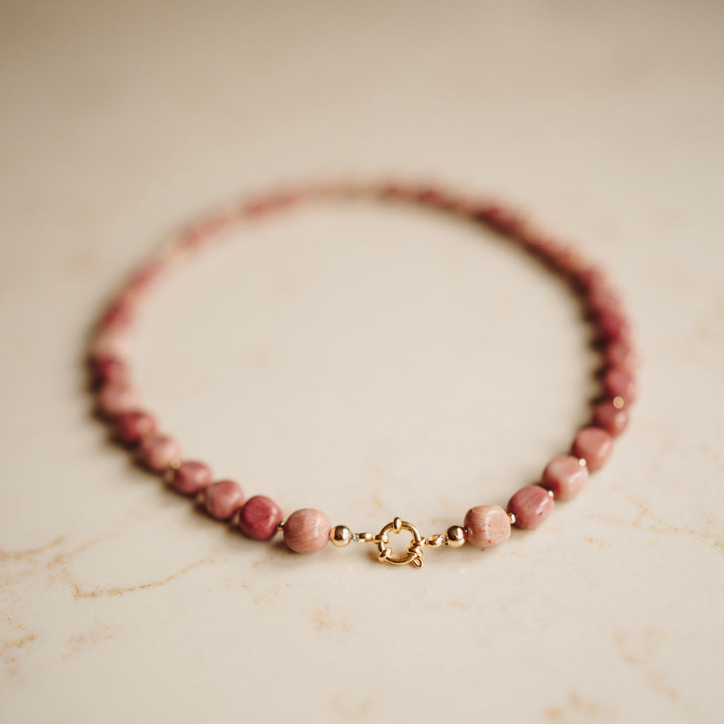 Collier Edelsteen Elsie - Rhodoniet - Pebble Terra roze - met vergulde kralen