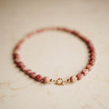 Collier Edelsteen Elsie - Rhodoniet - Pebble Terra roze - met vergulde kralen
