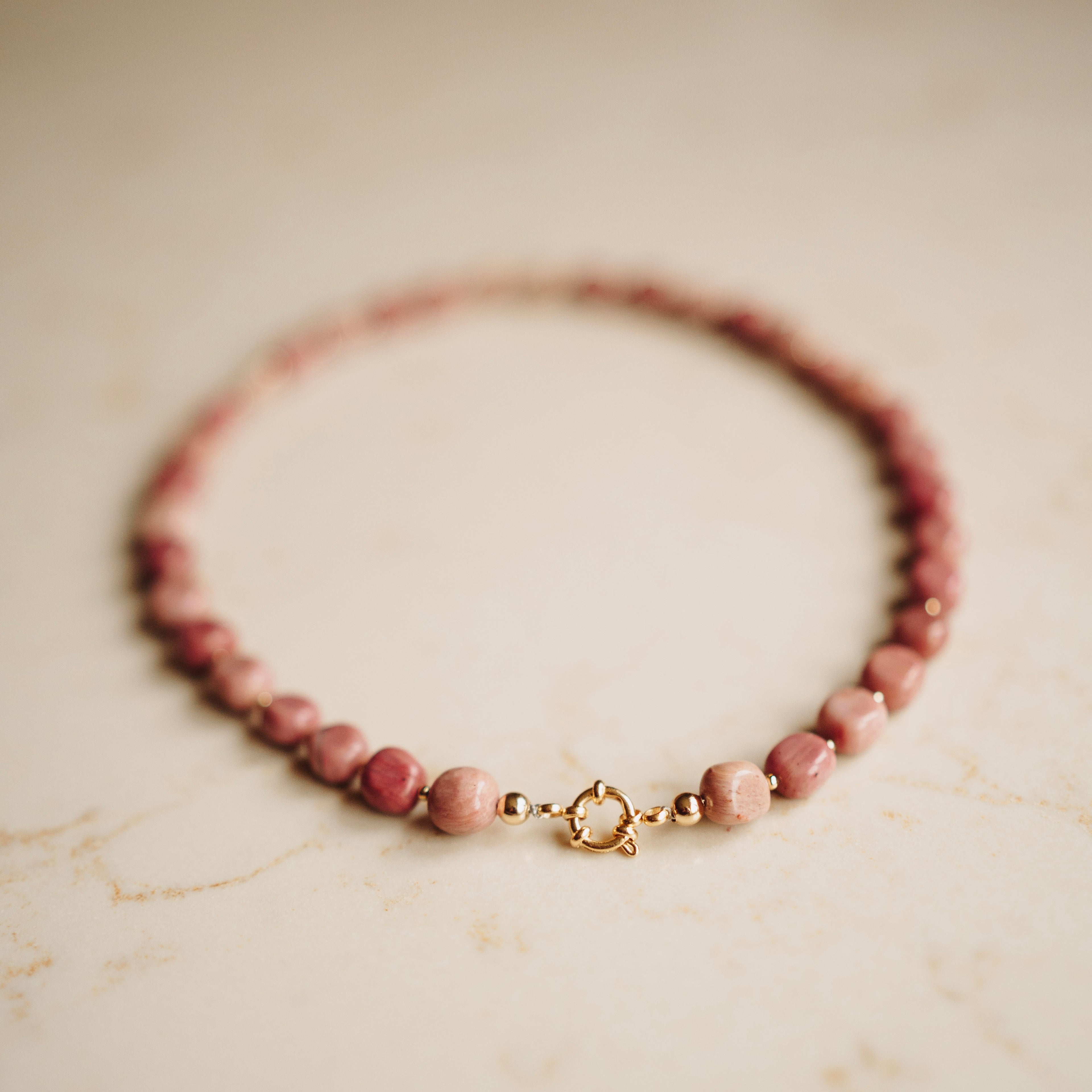 Collier Edelsteen Elsie - Rhodoniet - Pebble Terra roze - met vergulde kralen
