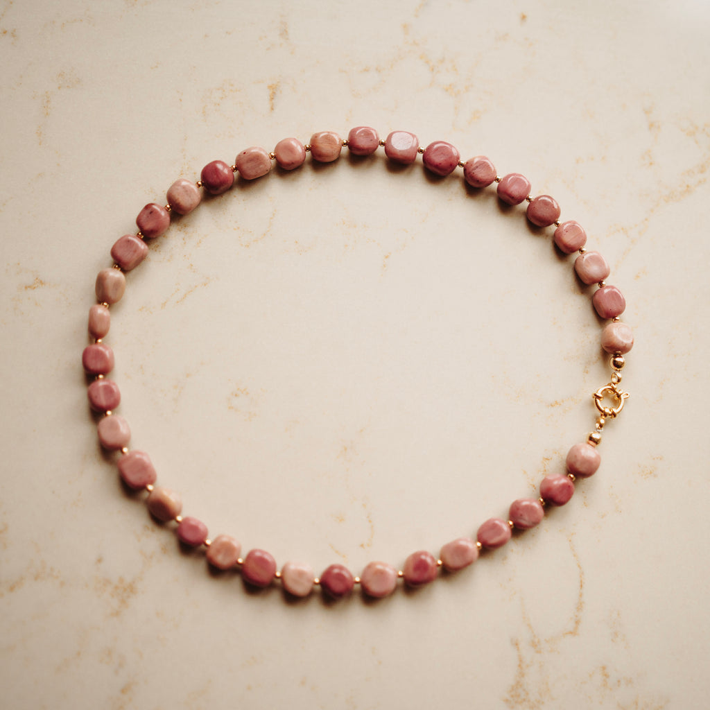 Collier Edelsteen Elsie - Rhodoniet - Pebble Terra roze - met vergulde kralen