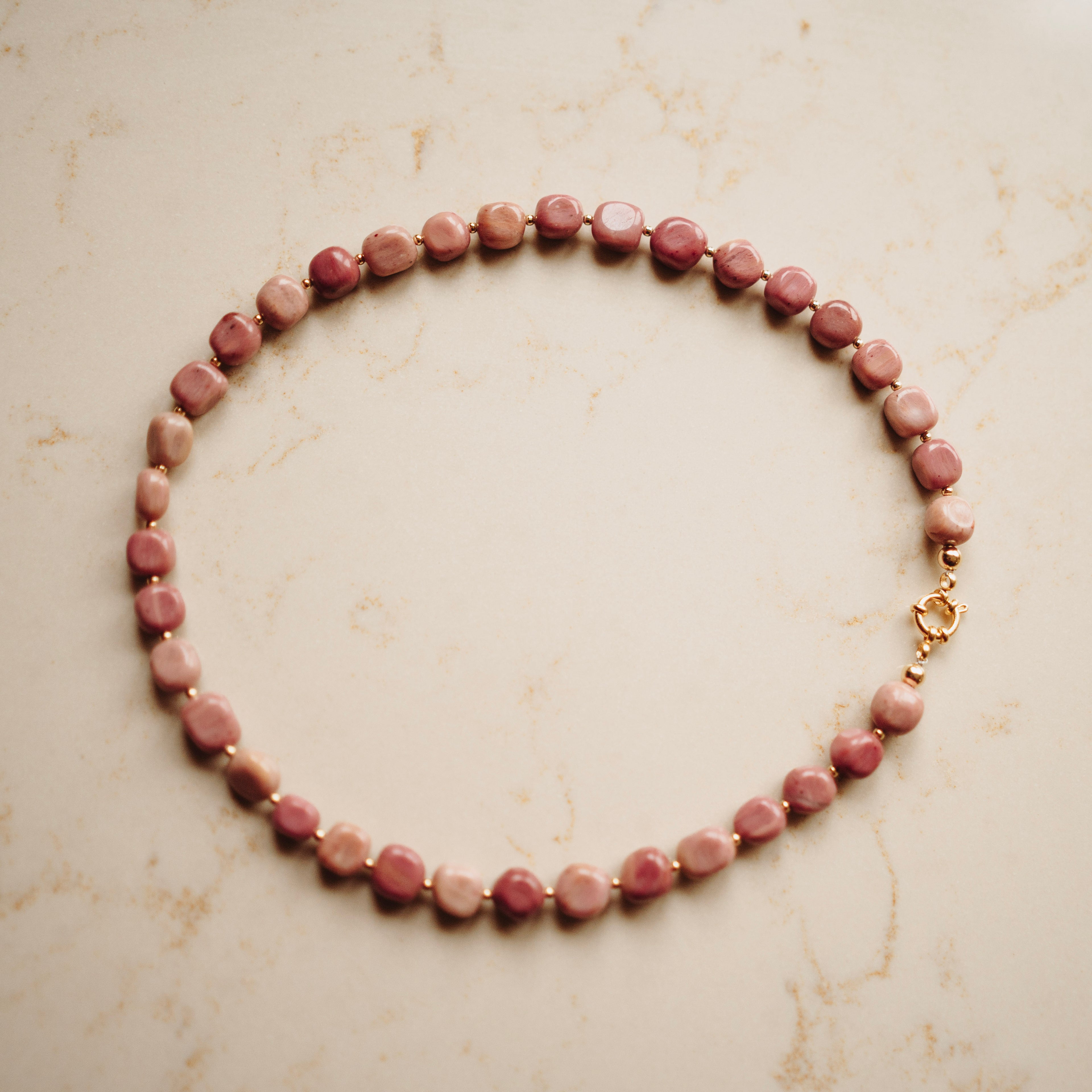 Collier Edelsteen Elsie - Rhodoniet - Pebble Terra roze - met vergulde kralen