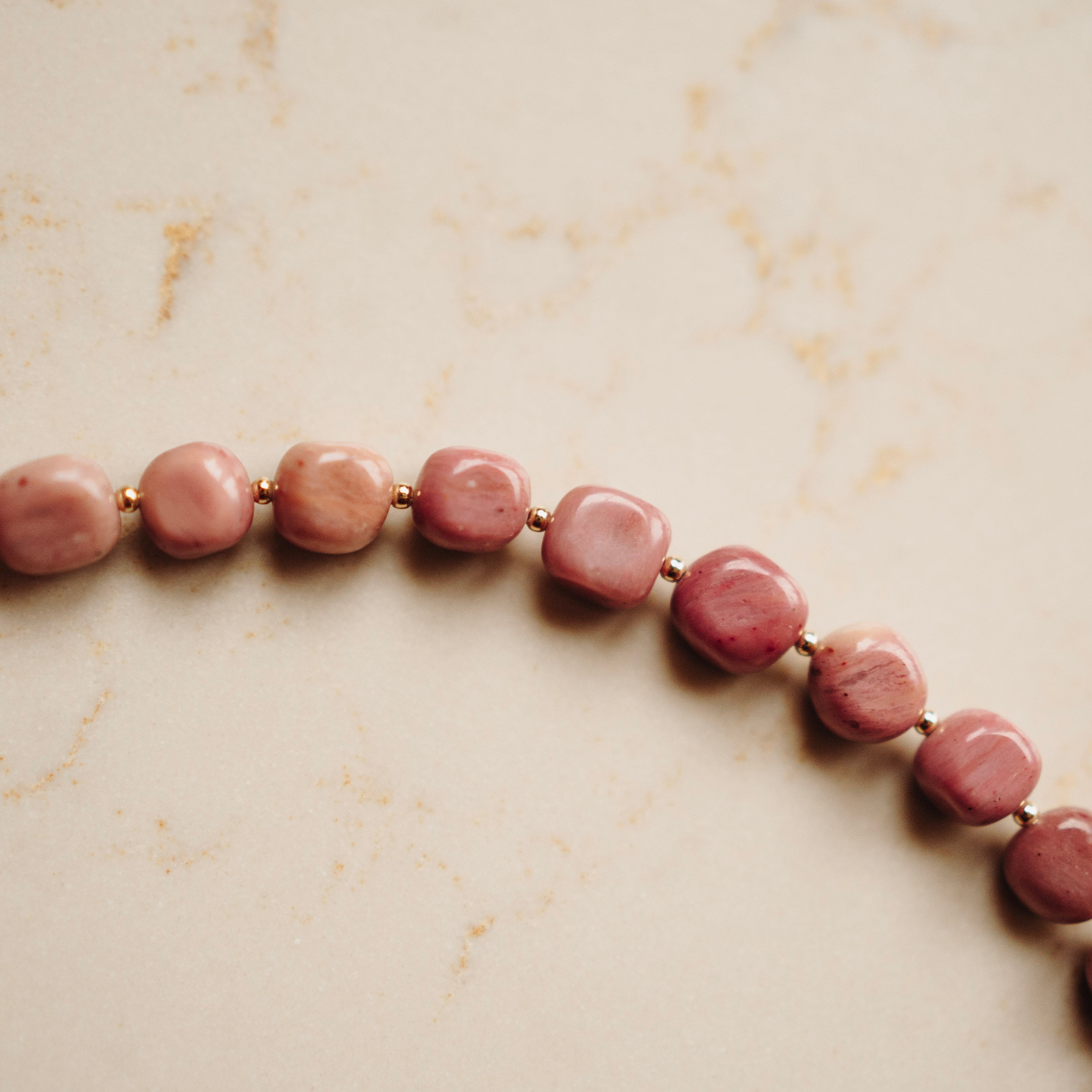 Collier Edelsteen Elsie - Rhodoniet - Pebble Terra roze - met vergulde kralen