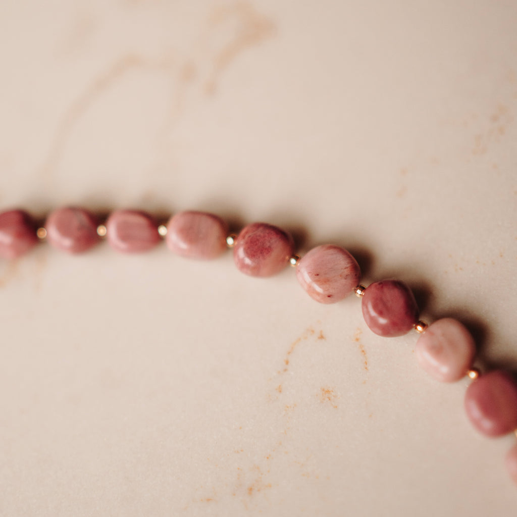 Collier Edelsteen Elsie - Rhodoniet - Pebble Terra roze - met vergulde kralen