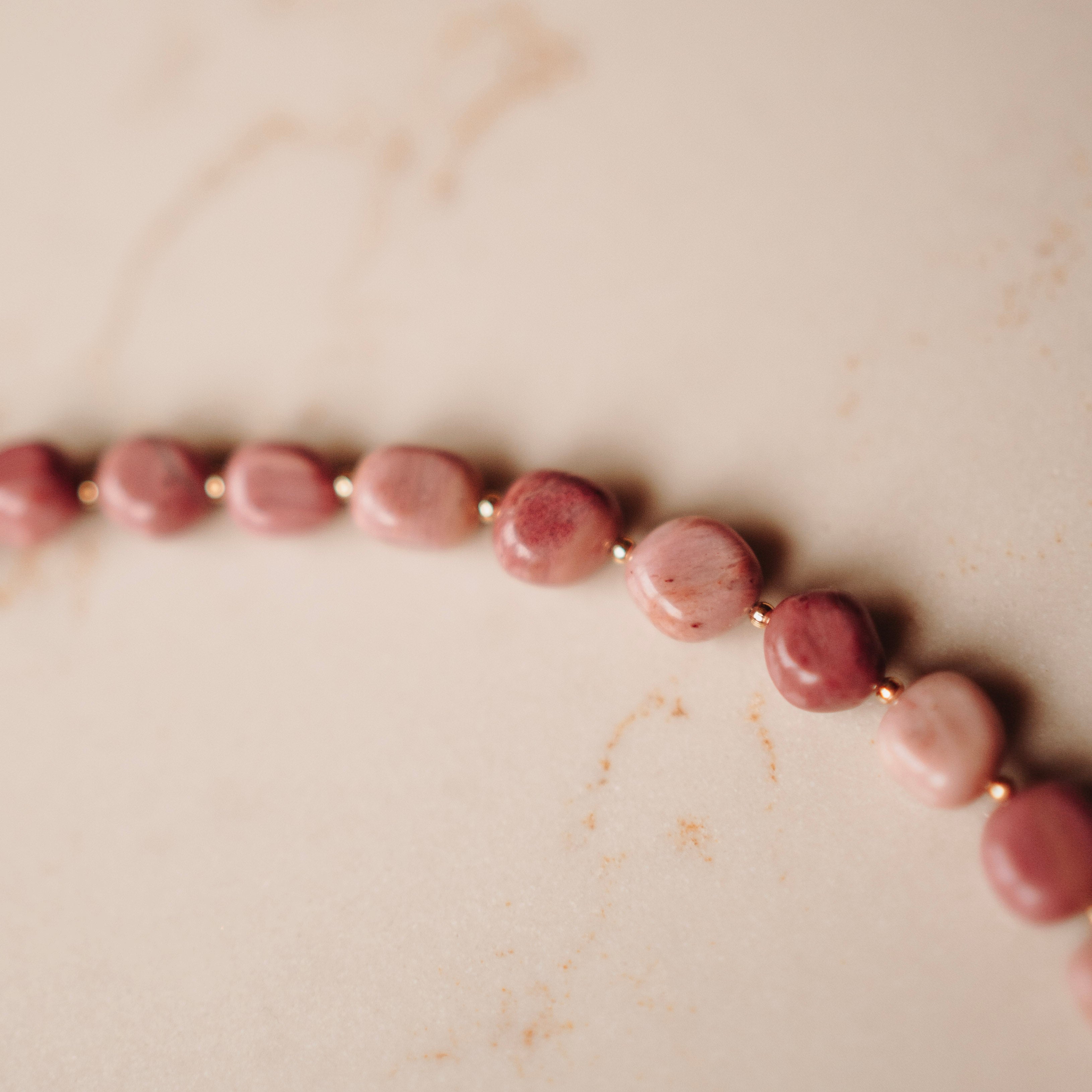 Collier Edelsteen Elsie - Rhodoniet - Pebble Terra roze - met vergulde kralen