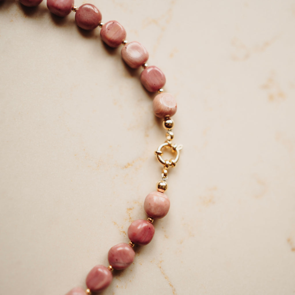 Collier Edelsteen Elsie - Rhodoniet - Pebble Terra roze - met vergulde kralen