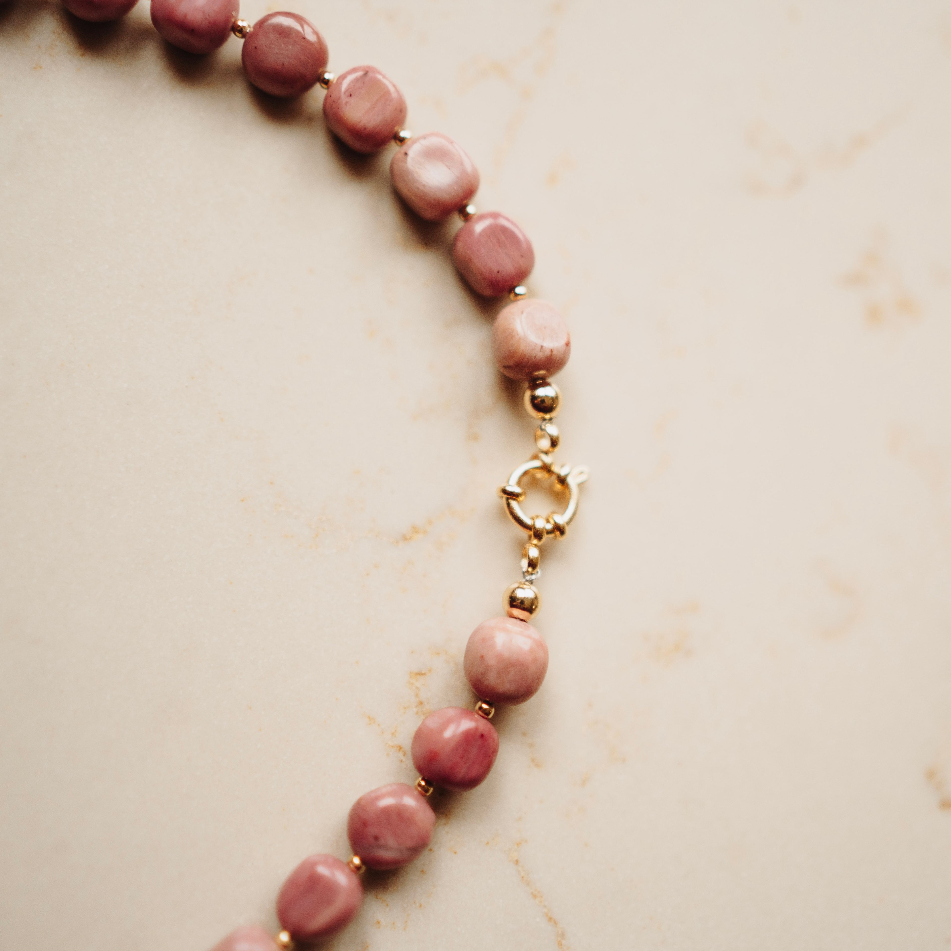 Collier Edelsteen Elsie - Rhodoniet - Pebble Terra roze - met vergulde kralen