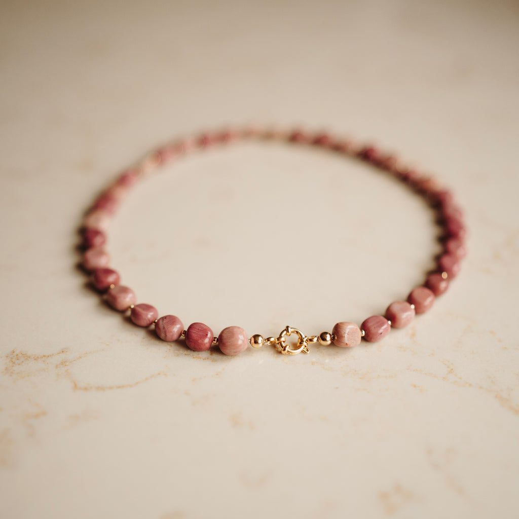 Collier Edelsteen Elsie - Rhodoniet - Pebble Terra roze - met vergulde kralen