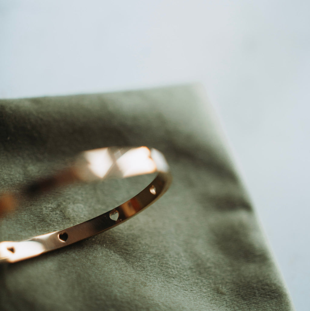 Armband Ise - scharnierarmband met hartjes