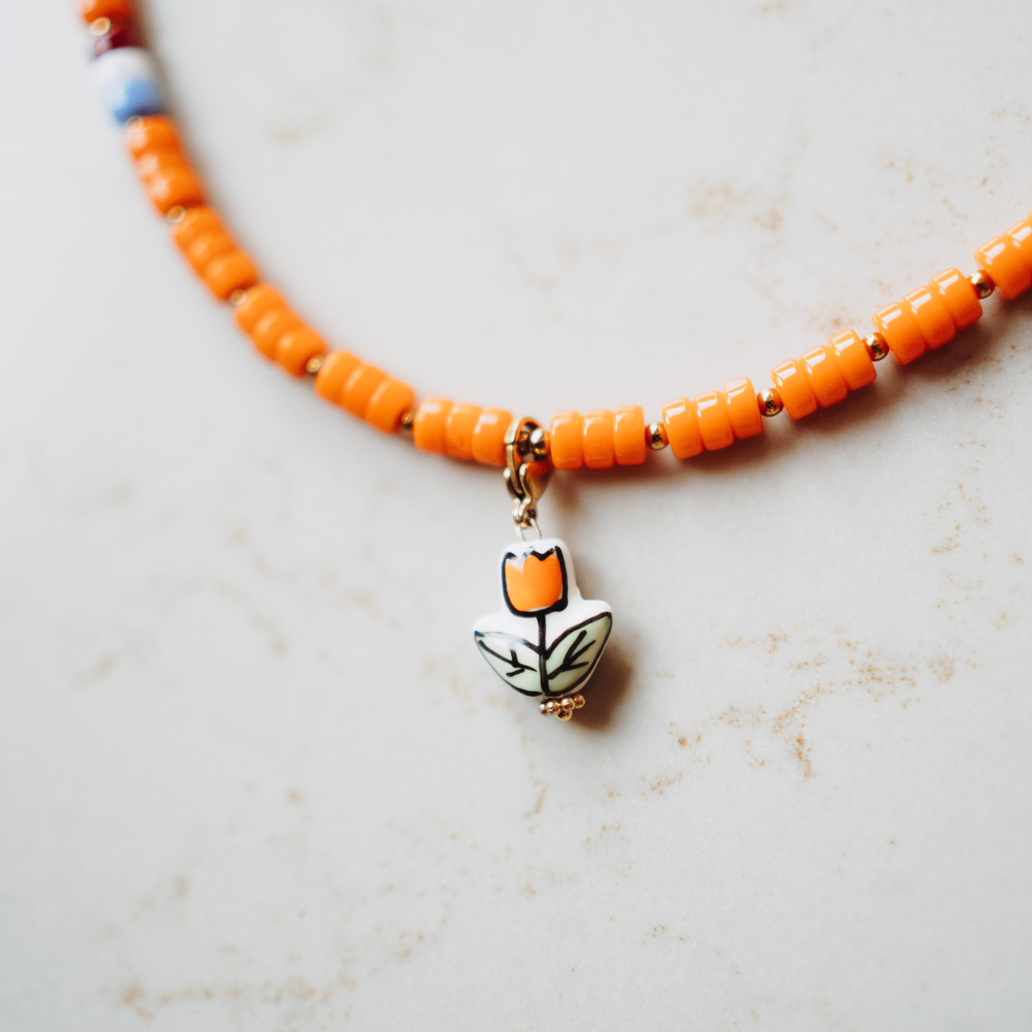 Collier Lexie - Oranje met tulp porcelein